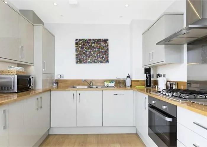 2-Bed Terrace Flat Close To Tower Bridge