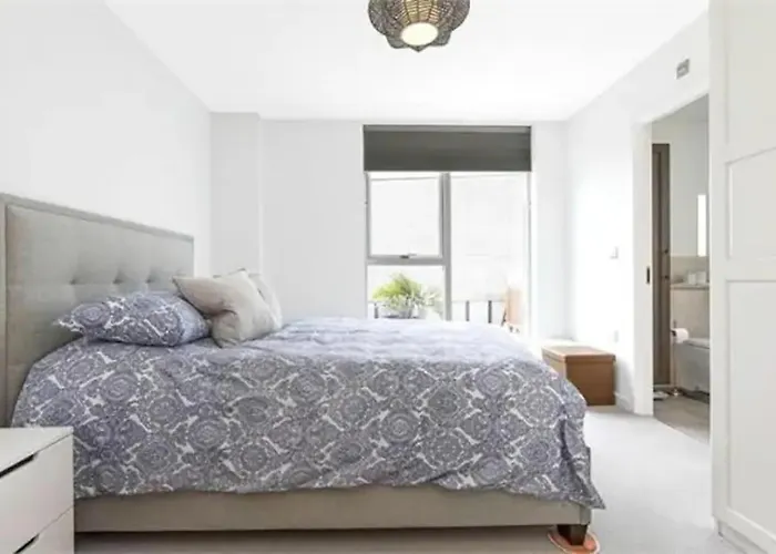 2-Bed Terrace Flat Close To Tower Bridge