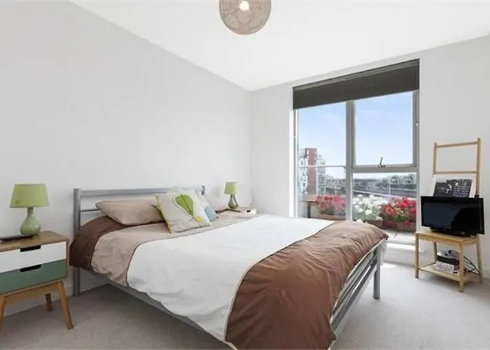 2-Bed Terrace Flat Close To Tower Bridge